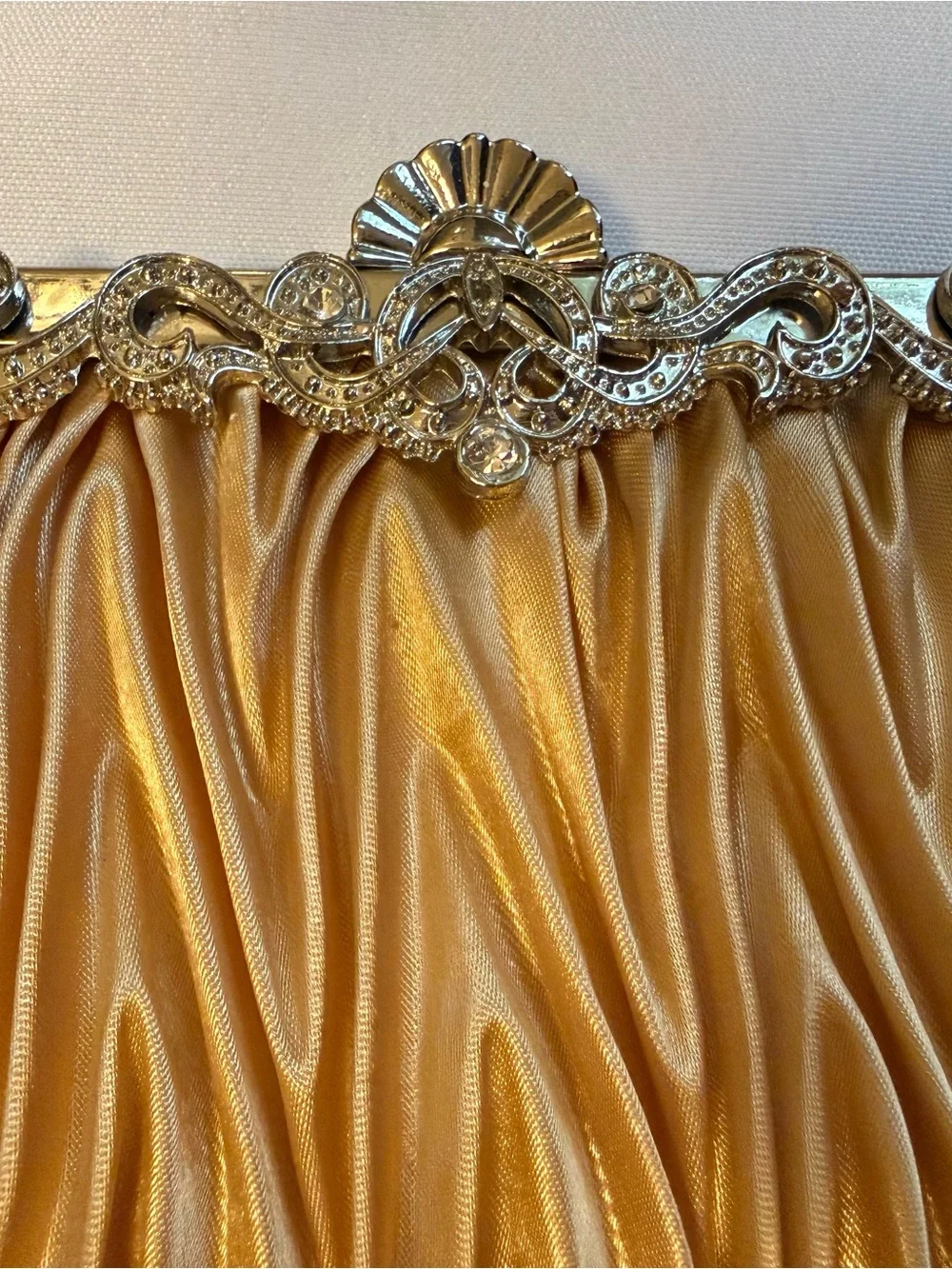 N/A elegant gold